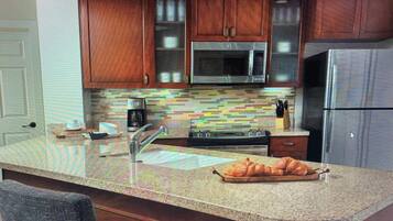 Microondas, horno, parrilla de estufa y lavavajillas