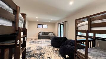 3 bedrooms, in-room safe, desk, free WiFi