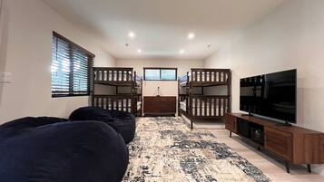 3 عدّة غرف نوم وخزنة داخل الغرفة ومكتب وواي فاي مجانًا