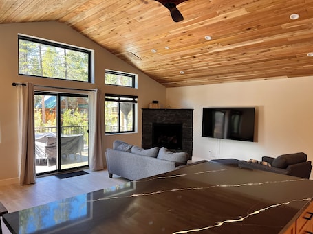 スマートテレビ、暖炉. Spacious Cabin near Sugar Ski Resort