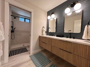 Shower, hair dryer, towels, soap - Spacious Cabin near Sugar Ski Resort (Soda Springs)