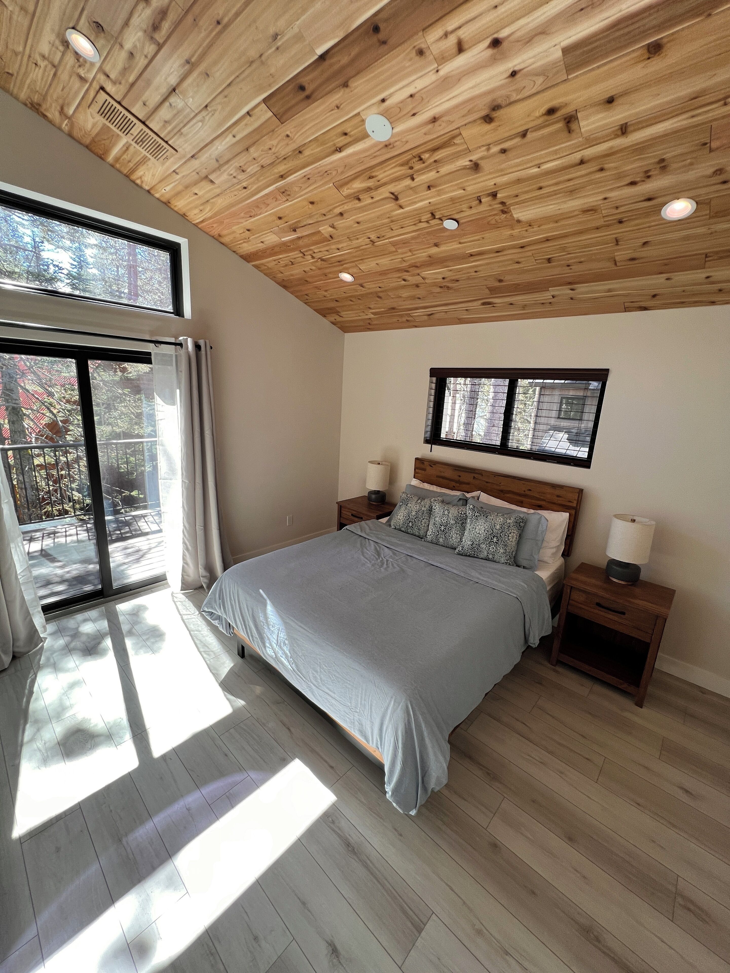 3 habitaciones, caja de seguridad en la habitación y escritorio 