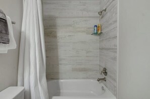 Shower, towels, soap, shampoo - 1/1 Studio in the Heart of Tally (Tallahassee)