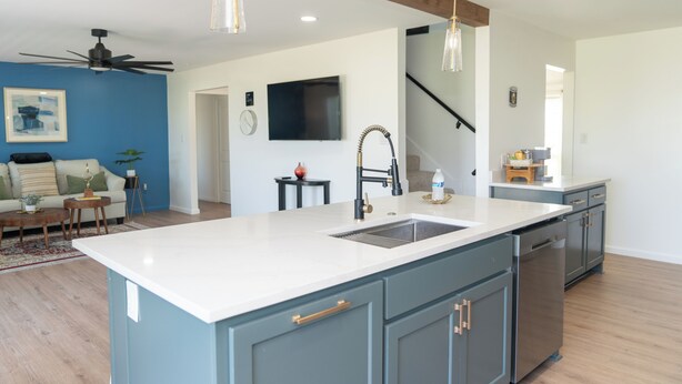 A modern kitchen with a large island, built-in appliances, and pendant lighting. - Spacious Modern Home with Lake view in Dallas, great amenities/full Kitchen/Wifi (Garland)