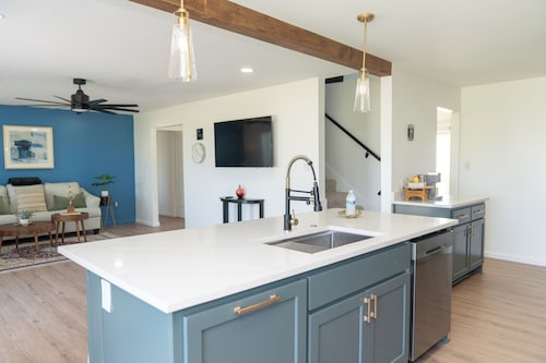 Spacious Modern Home with Lake view in Dallas, great amenities/full Kitchen/Wifi