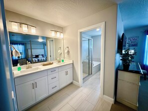 4 chambres, bureau, fer et planche à repasser, lit parapluie