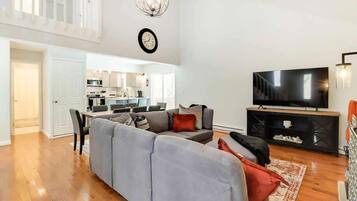 Televisión y chimenea