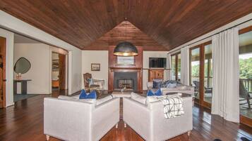 Televisión y chimenea