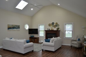 Smart TV, books - Guesthouse in Lawrence Township, New Jersey, United States (Lawrence Township)