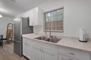 Kjøleskap, mikrobølgeovn, ovn og kokeplater