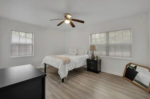 3 soverom, strykejern/-brett, wi-fi og sengetøy