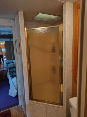Dusche, Handtücher, Toilettenpapier