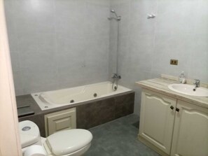 Shower, jetted tub, soap, toilet paper - Hermosa casa cómoda, espaciosa y con todas las comodidades  (Cochabamba)