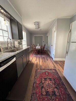 Fridge, microwave, oven, stovetop - Charming 3-bedroom house with WiFi and AC in welcoming Oxford (Oxford)