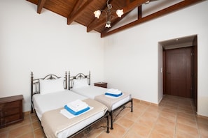 2 bedrooms, iron/ironing board, WiFi