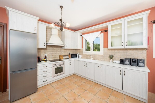 Coffee/tea maker, fridge, microwave, oven