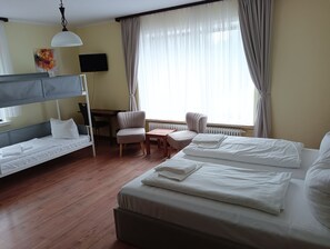 Eenvoudige vierpersoonskamer | Gratis wifi