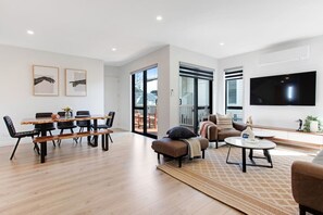 TV - Central Oasis Townhouse with Parking and Air-con (Auckland Central Suburbs)