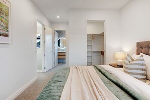 4 bedrooms, iron/ironing board, free WiFi, bed sheets