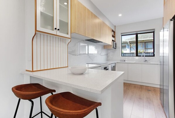 Een koelkast, een microgolfoven, een oven, een kookplaat