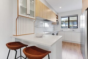 Fridge, microwave, oven, stovetop - Central Oasis Townhouse with Parking and Air-con (Auckland Central Suburbs)