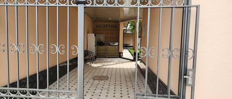 숙박 시설 입구