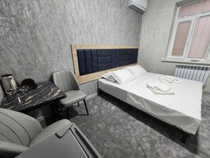 Bureau, espace de travail pour ordinateurs portables