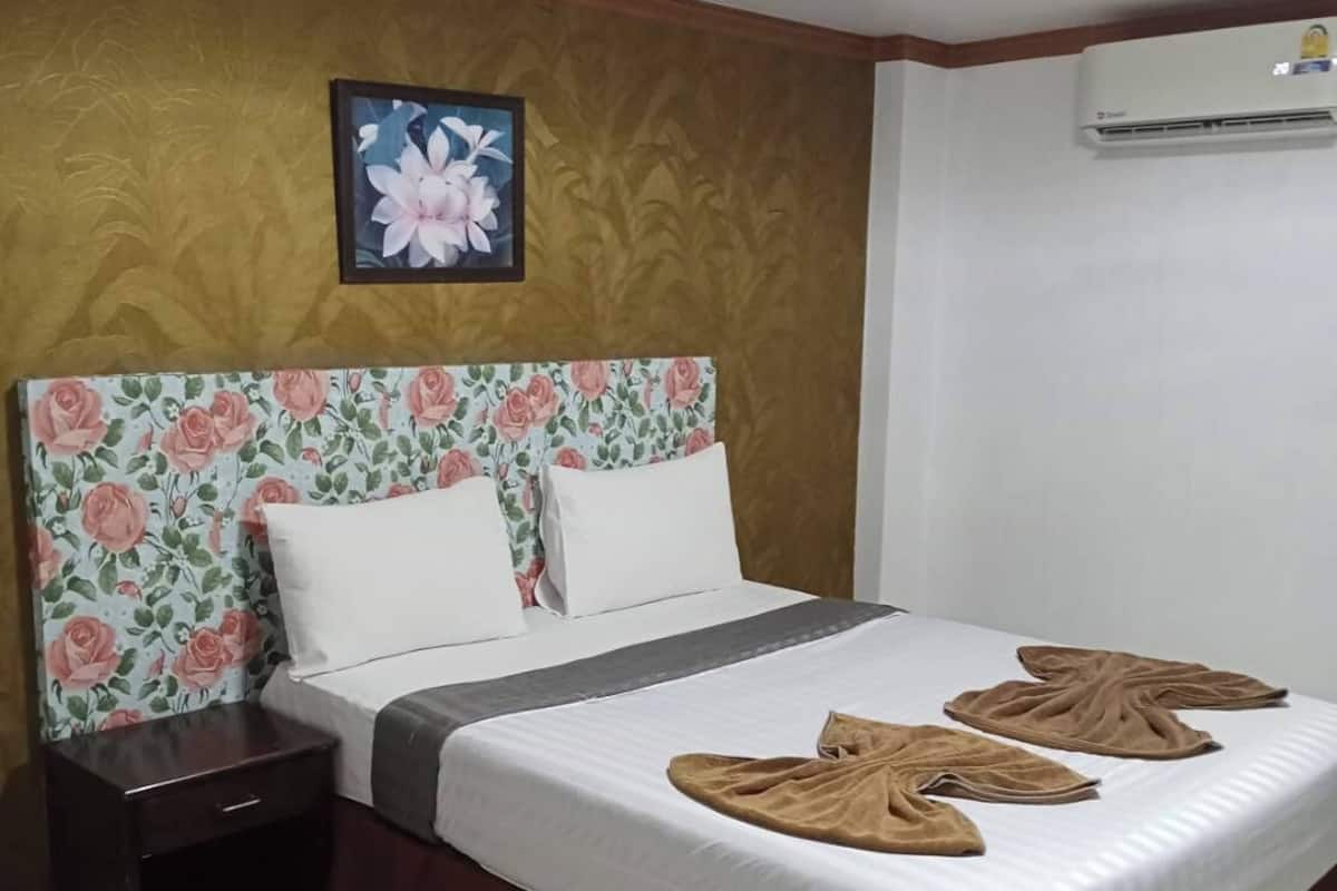 Superior Double Room, City View | Desk, blackout drapes, WiFi (free), bed sheets