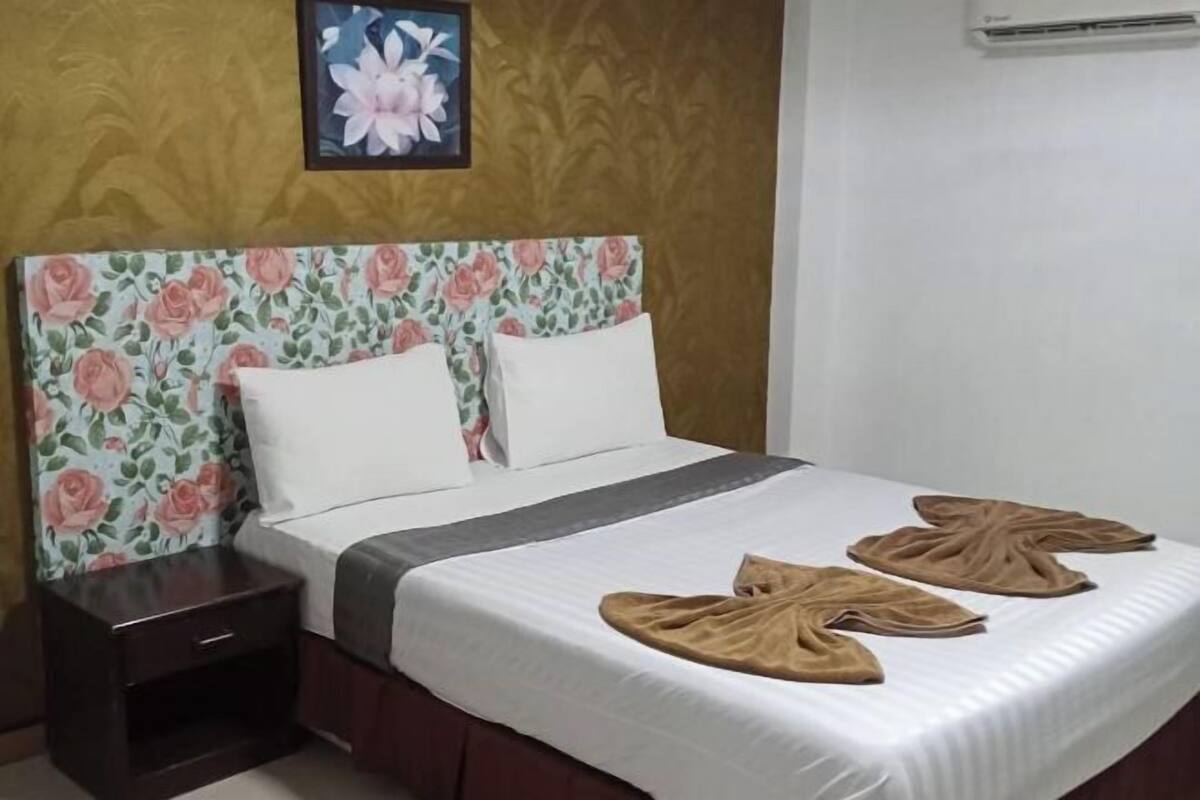 Escritorio, cortinas blackout, wifi gratis y ropa de cama