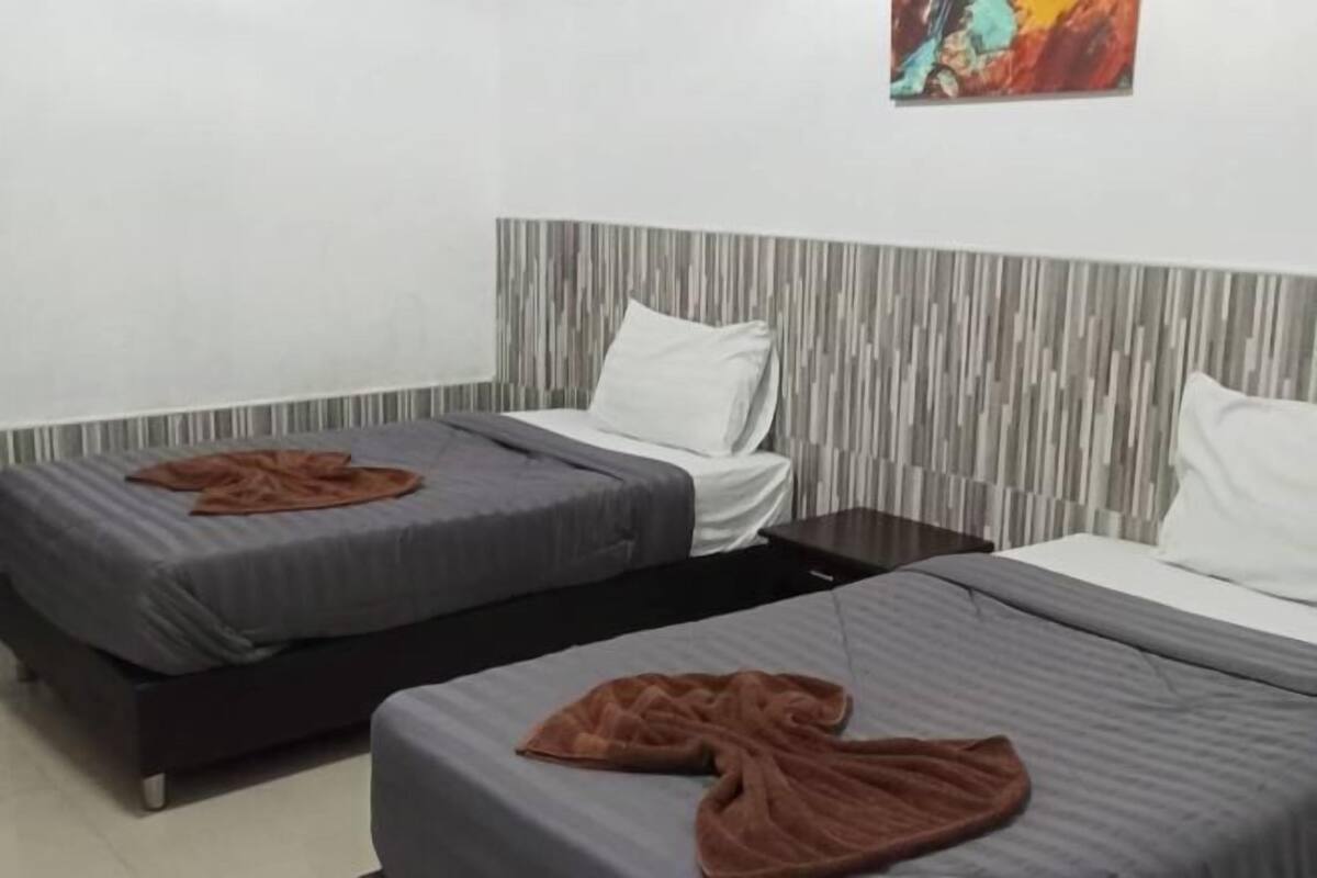 Escritorio, cortinas blackout, wifi gratis y ropa de cama