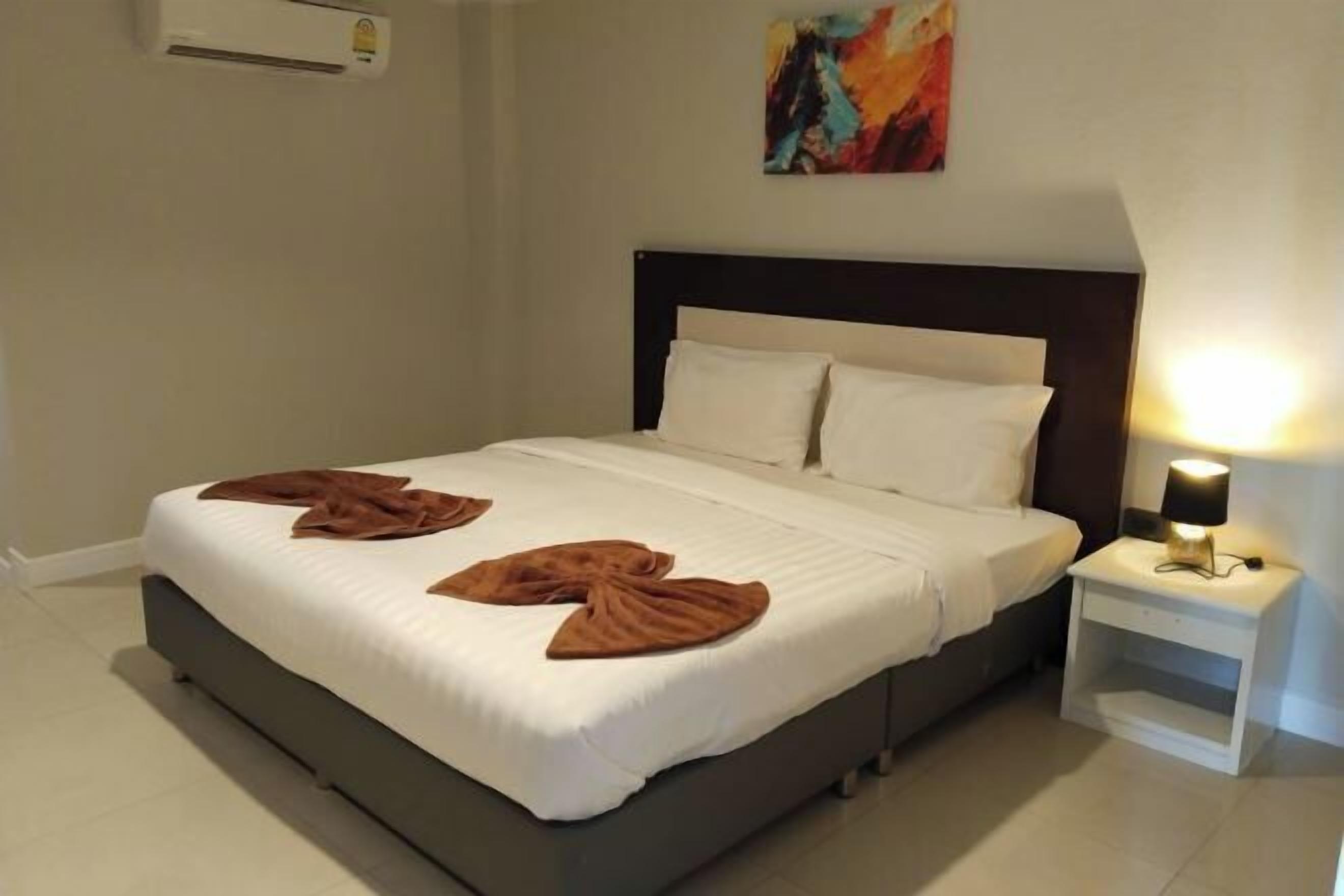 Een bureau, verduisterende gordijnen, gratis wifi, beddengoed