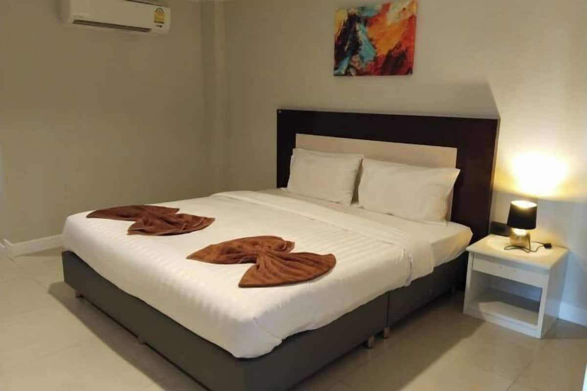 Bureau, rideaux occultants, Wi-Fi gratuit, draps fournis