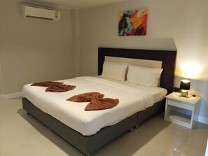 Deluxe Double Room | Desk, blackout drapes, free WiFi, bed sheets