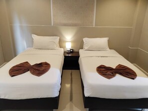 مكتب وستائر تعتيم وواي فاي مجانًا وملاءات أسرّة