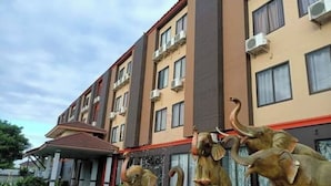 A multi-story hotel with balconies and air conditioning units. - PS Hotel Saraburi (Phra Phutthabat)