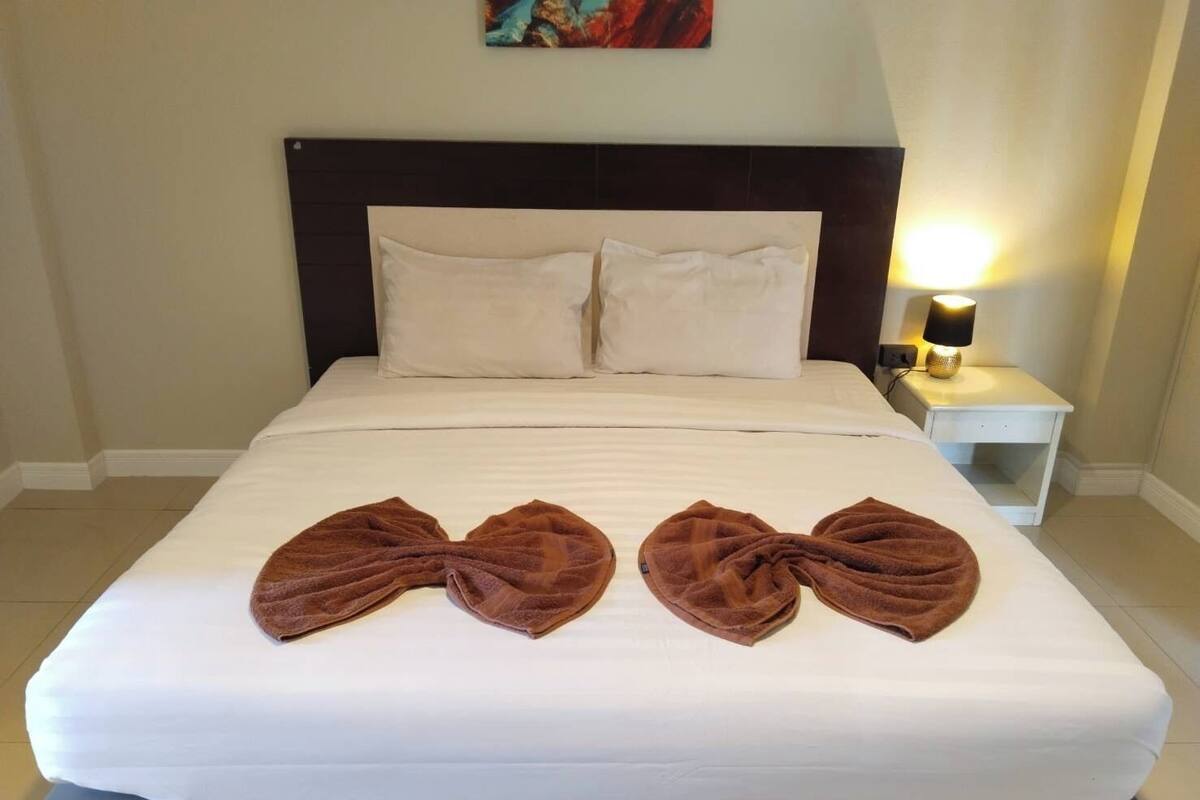 Deluxe Double Room | Desk, blackout drapes, WiFi (free), bed sheets