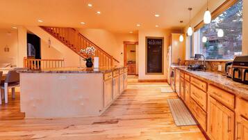 Casa, várias camas, varanda, vista para a montanha (The Elevator House) | Parte interna