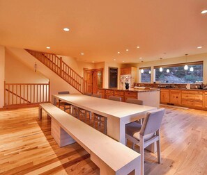 บ้านพัก, หลายเตียง, ลานระเบียง, วิวภูเขา (The Elevator House) | ร้านอาหาร
