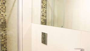 Free toiletries, soap, shampoo, toilet paper - Rose suites and rooms (Prague)