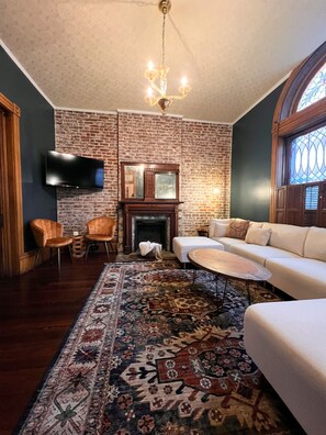 Smart TV - Historic Home in Downtown Lexington- Maryland Manor (Lexington)