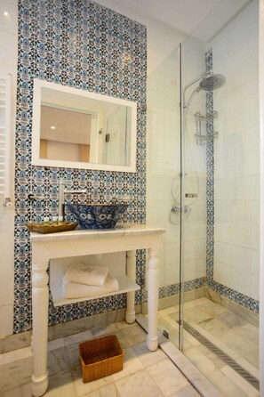 Deluxe House | Bathroom | Towels, soap, toilet paper - Dar Essalem (Sidi Bou Said)