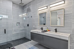 Douche, serviettes fournies, savon, shampooing