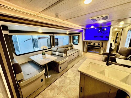 Lakeside retreat just 5 minutes from Lakeside Village