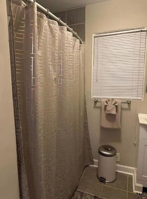 Hårtørrer, håndklæder, Sæbe, Toiletpapir