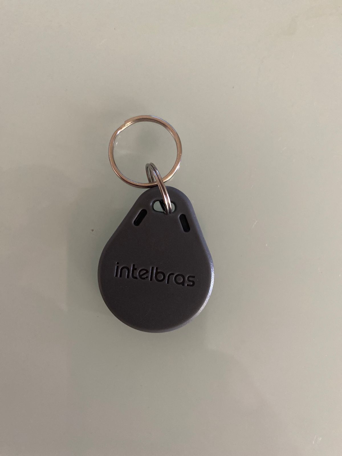 Un llavero con la palabra "intelbras" grabada.