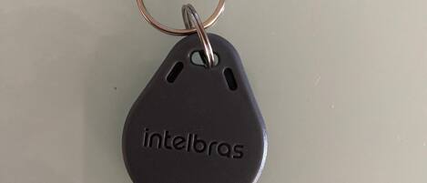 Un llavero con la palabra "intelbras" grabada.