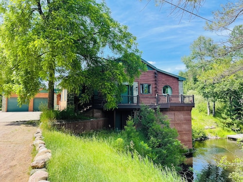 Ausable River waterfront 4-bed house in Grayling w/dock, patio, firepit, garage.
