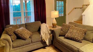 Traditional House, 2 Bedrooms, Private Pool, Mountain View | Living area