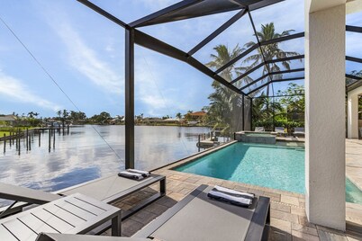 THE GREAT LAKE - Luxury Waterfront, Pool, Spa, Boating Gulf Access , Sleeps  10