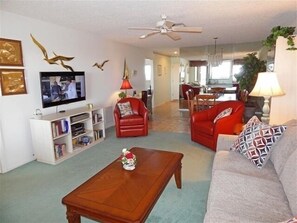 TV, books - Siesta Key Gulf Panoramic Views 2 Bed 2 Bath Steps to Beach (Siesta Key)